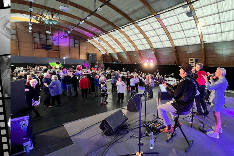 Le public est ravi et danse spontanément