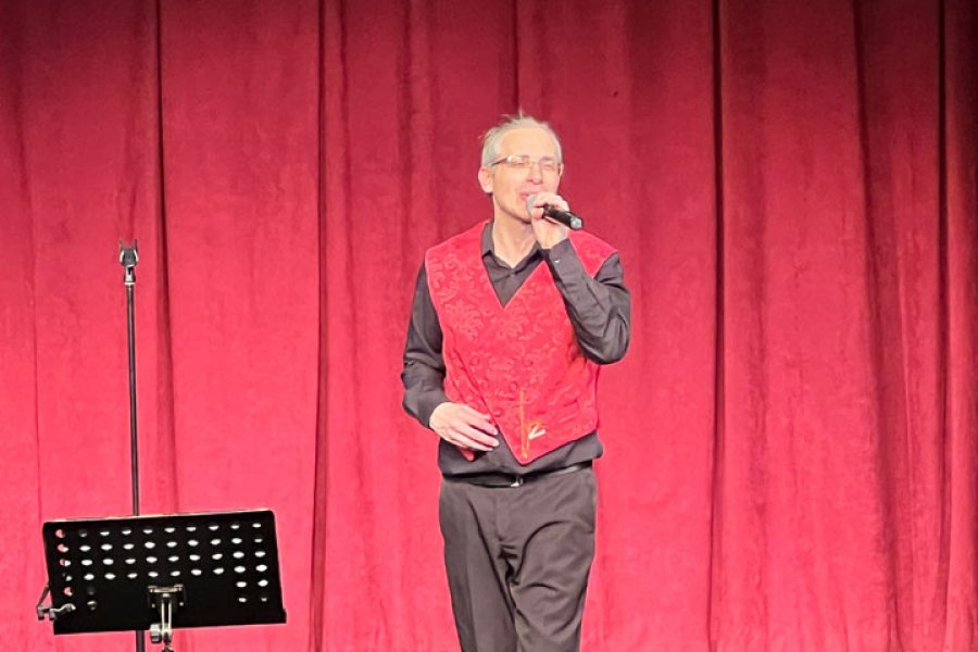 RICK Z chante en direct à Villers-les-Nancy avec un public super réceptif