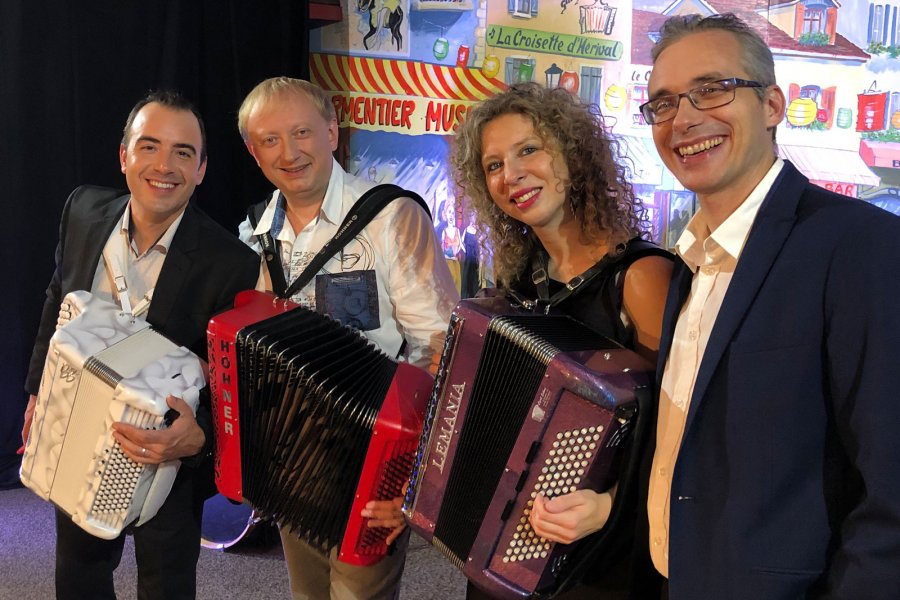 RICK Z chante avec des accordéonistes pour votre plaisir