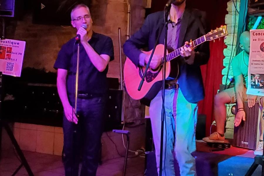RICK Z chante avec DAVID JPM qui s'accompagne à la guitare